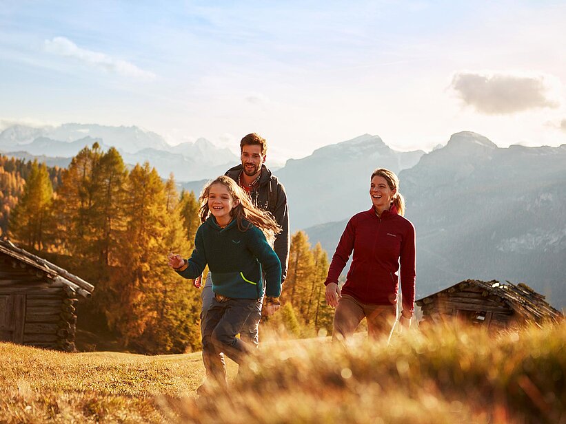 Wandern am Kronplatz Wanderer mit Blick auf die Dolomiten im Herbst